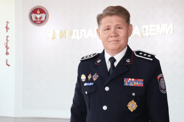 ​ТҮҮХТ ИХ СУРГУУЛИЙГ ТӨГСӨН АЖИЛ, АМЬДРАЛАА ХОЛБОЖ ЯВАА ХУВЬ ЗАЯАГААРАА БАХАРХДАГ